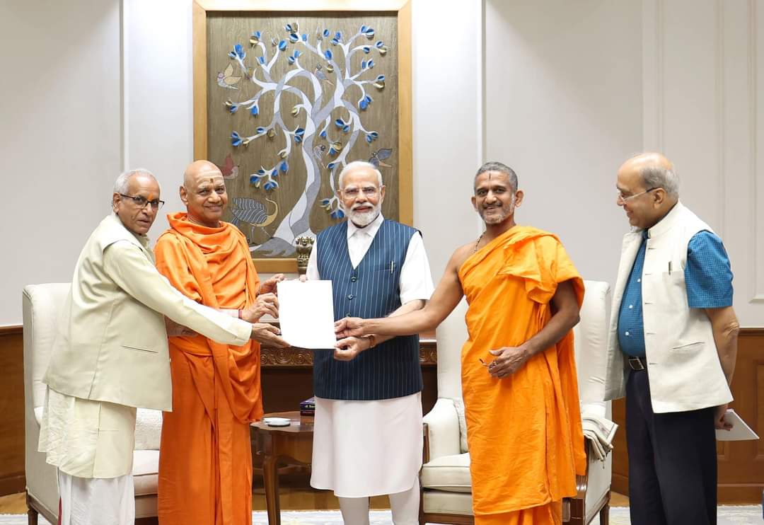 श्रीराम जन्मभूमि तीर्थ क्षेत्र ट्रस्ट के पदाधिकारीयो ने प्रधानमंत्री को श्रीराम मंदिर में प्राण-प्रतिष्ठा के अवसर पर अयोध्या आने के लिए निमंत्रण पत्र सौंपा